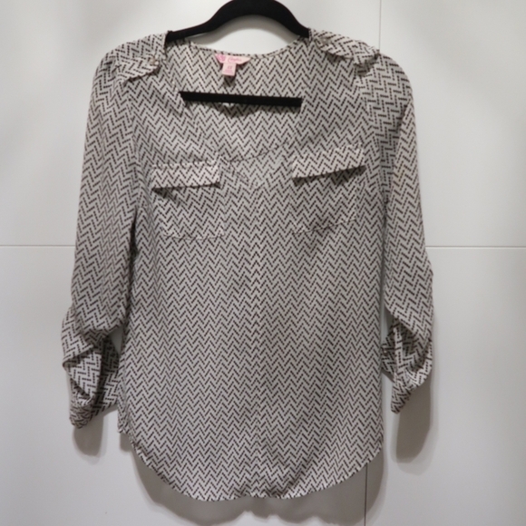 Candies Black and White V neck Blouse - Picture 6 of 6